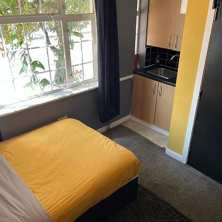 Hatfield Save-Money Rooms - 10Over10 For Price! Екстер'єр фото