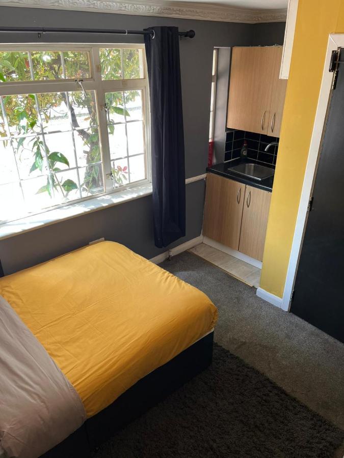 Hatfield Save-Money Rooms - 10Over10 For Price! Екстер'єр фото