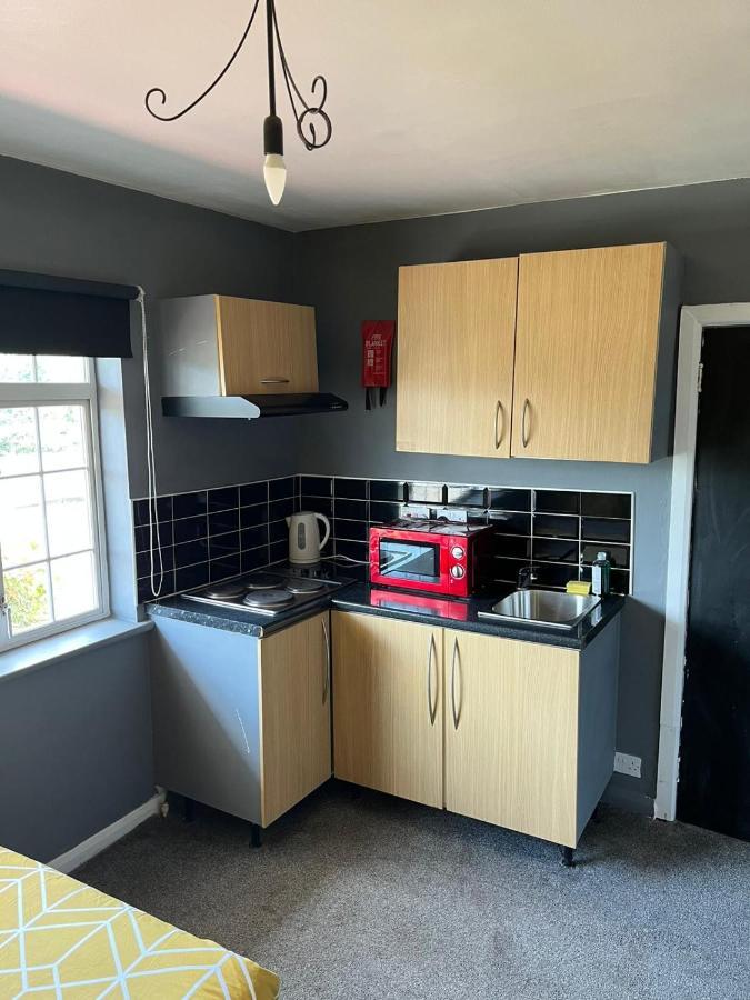Hatfield Save-Money Rooms - 10Over10 For Price! Екстер'єр фото