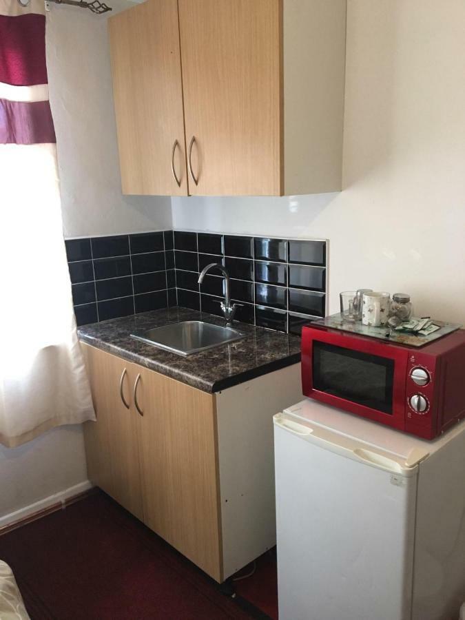 Hatfield Save-Money Rooms - 10Over10 For Price! Екстер'єр фото
