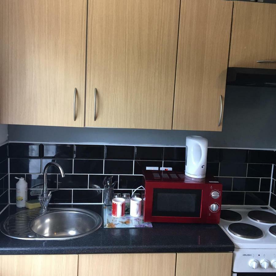 Hatfield Save-Money Rooms - 10Over10 For Price! Екстер'єр фото